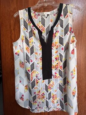 Cabi Floral Chevron Sleeveless Top in White/Black Size Medium